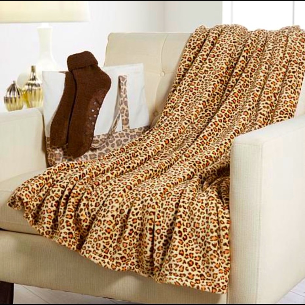 ✨ NIB ✨ 🎁 Warm & Cozy Throw/Fuzzy Sock Gift Set w/ Tote. Enjoy or give as a gift